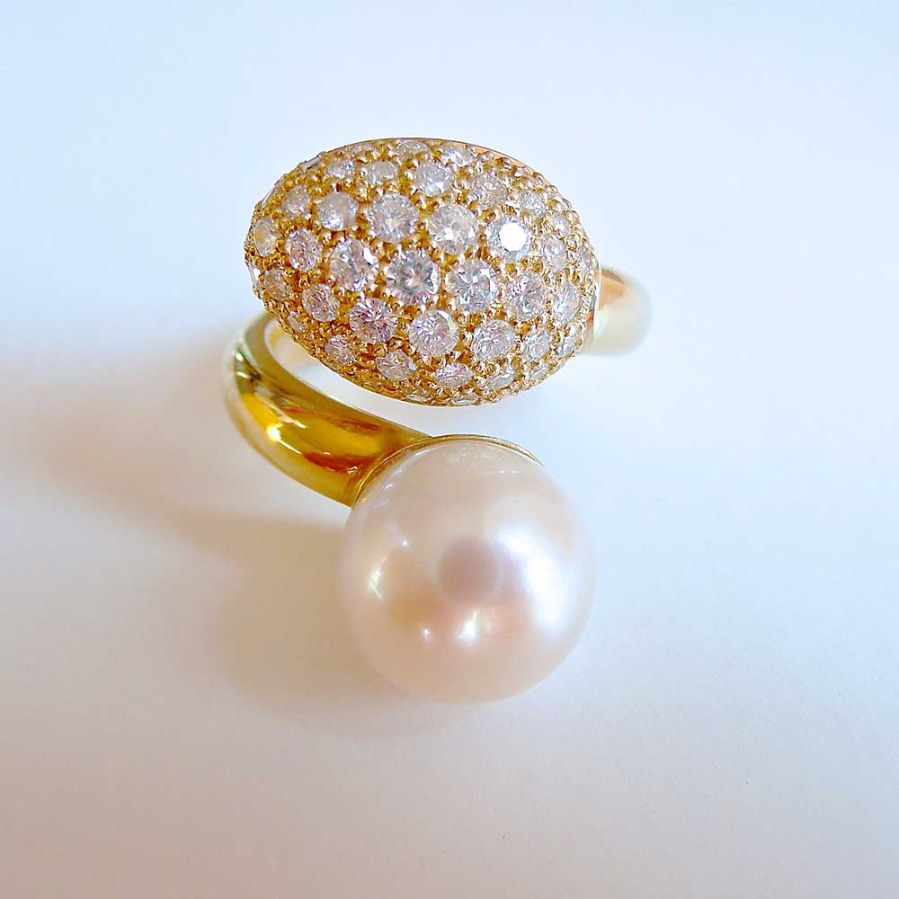 Goldener, geschwungener Ring mit Perle und Steinen von Thomas Pohl