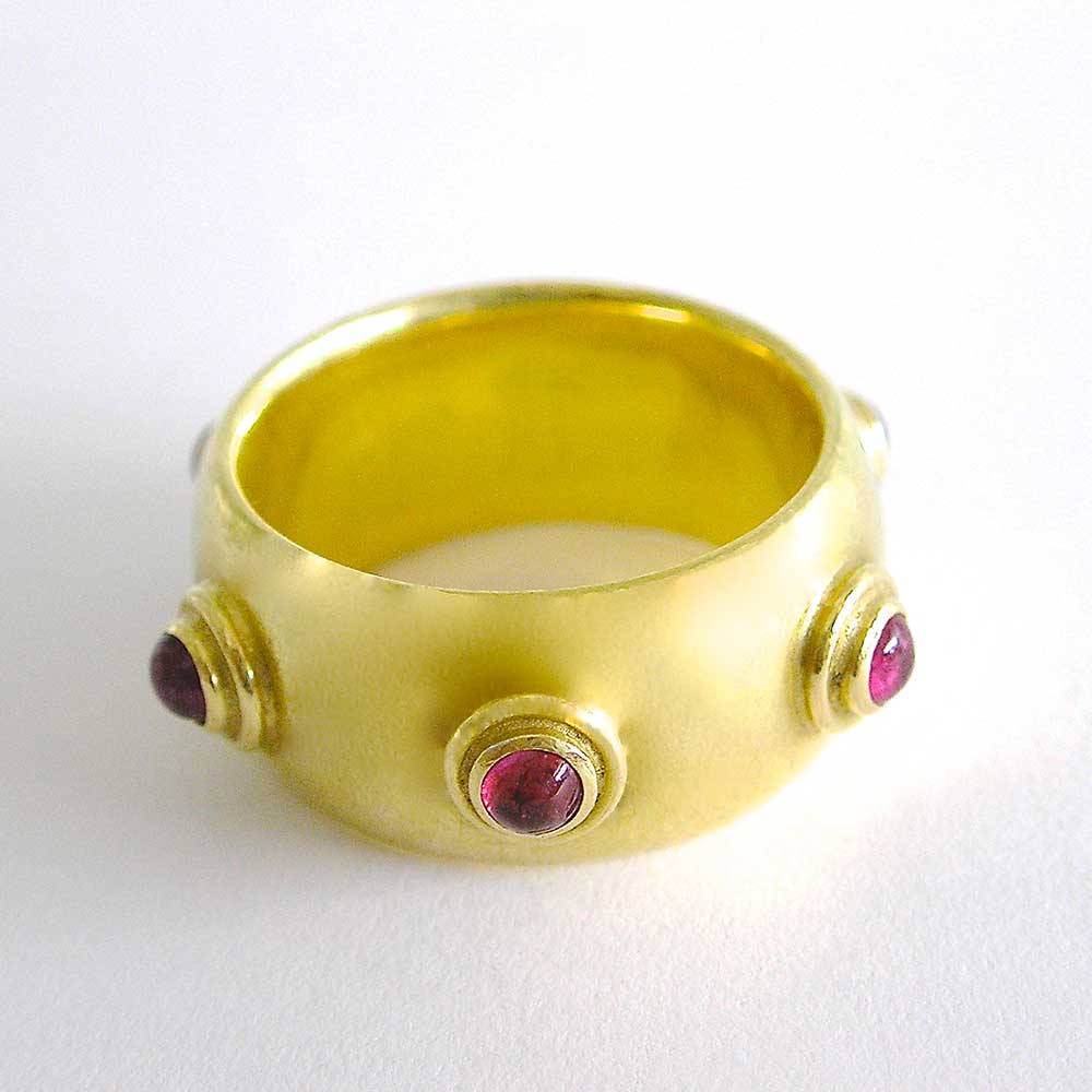 Goldener Ring mit roten Steinen von Thomas Pohl