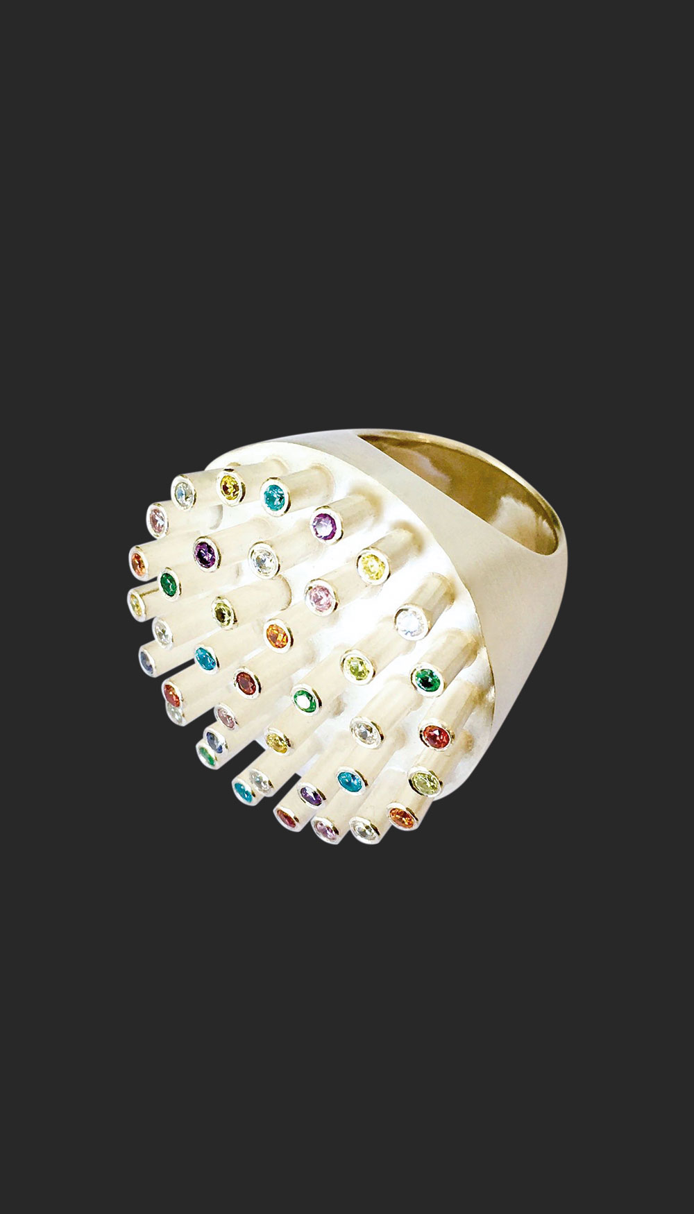 Goldener abstrakter Ring mit bunten Steinen von Thomas Pohl