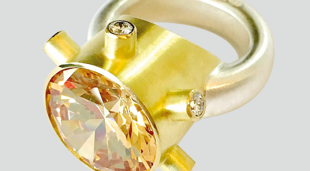 Goldener Ring mit bernsteinfarbenem Stein von Thomas Pohl