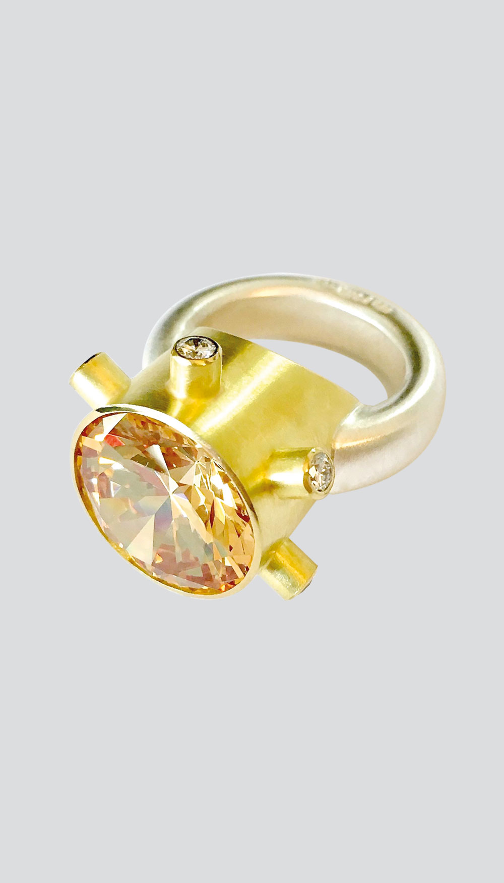 Goldener Ring mit bernsteinfarbenem Stein von Thomas Pohl