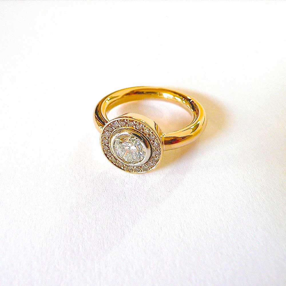 Goldener Ring mit Stein von Thomas Pohl